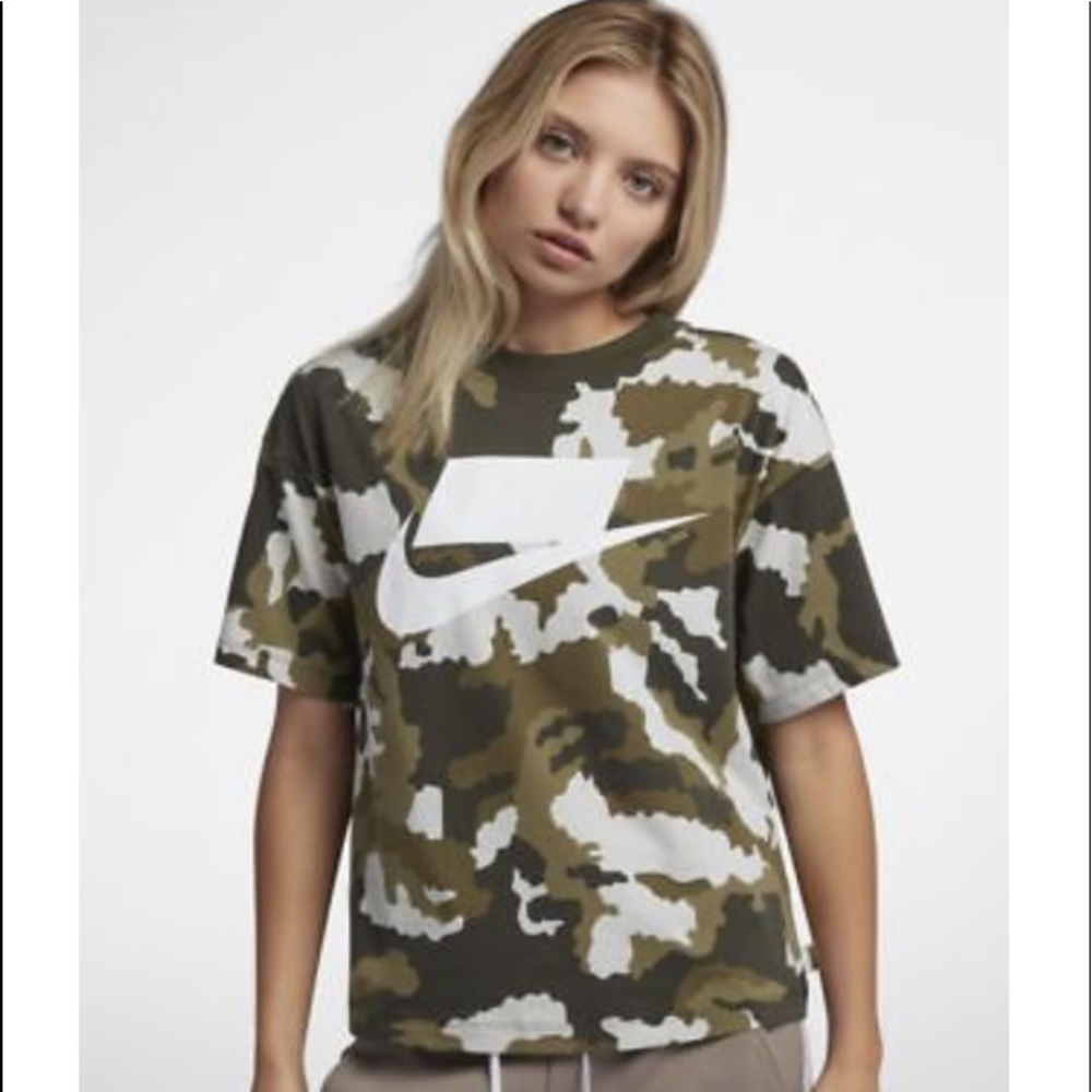 Nike top Olive camo print boxy logo tee
sizeM